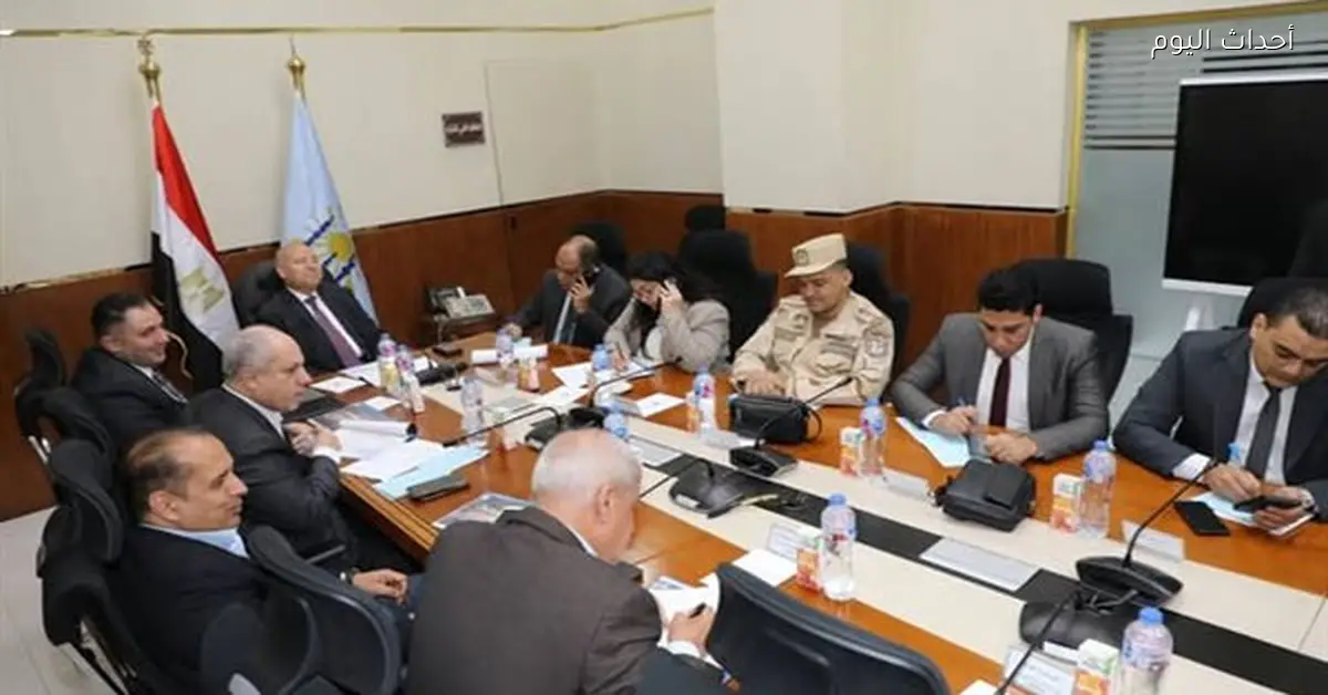 محافظ القاهرة يترأس اجتماعًا لمتابعة الانتخابات بمركز السيطرة