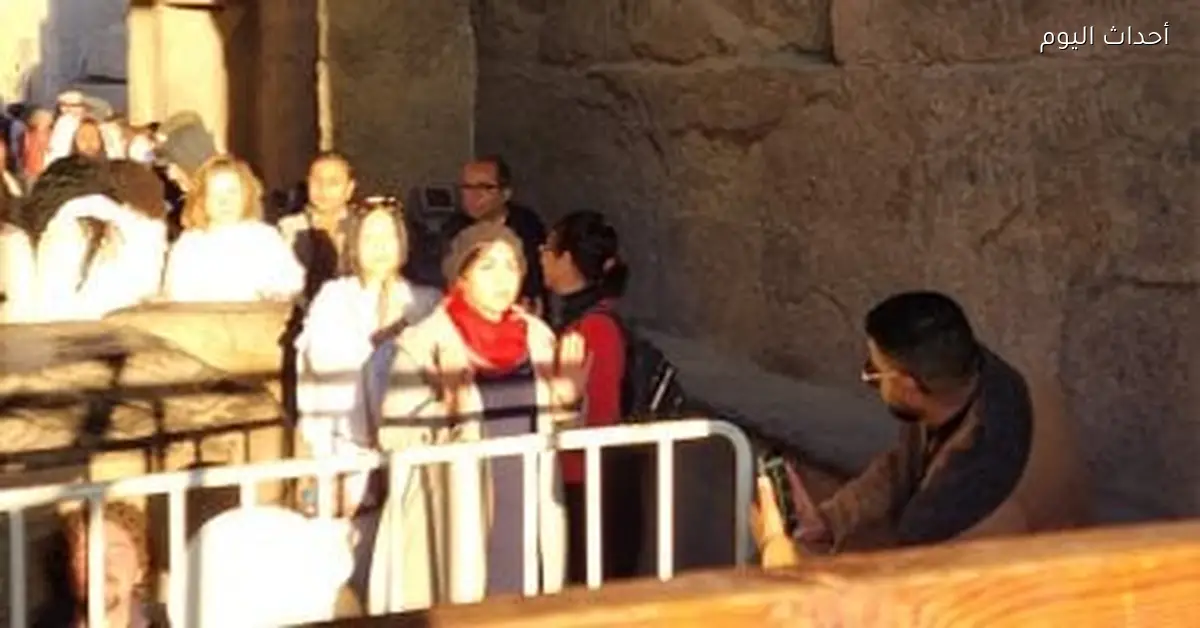 سياح العالم يستمتعون بتعامد الشمس على معابد الكرنك