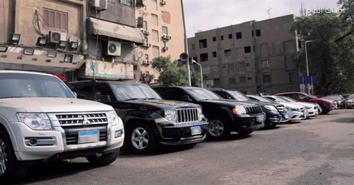 أزمة معارض السيارات تعرقل حركة المواطنين على الأرصفة