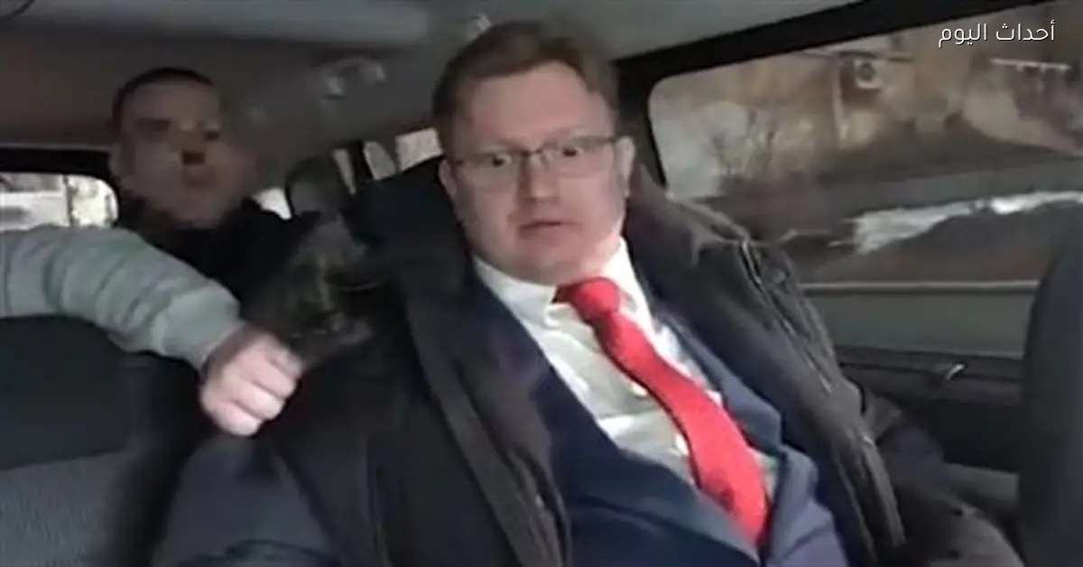 دبلوماسي روسي يواجه لحظة رعب أثناء اعتقاله بتهمة التجسس لصالح أمريكا (فيديو)
