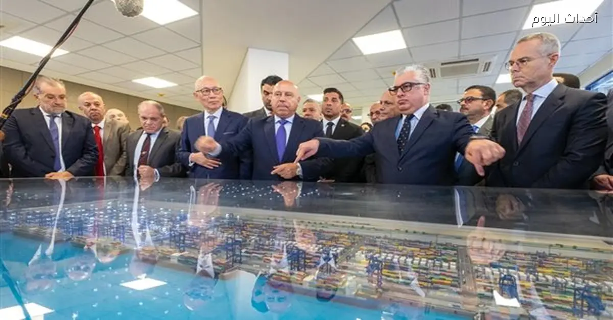 الوزير وجمال الدين يطلقان التشغيل التجريبي لمحطة البحر الأحمر لتداول الحاويات