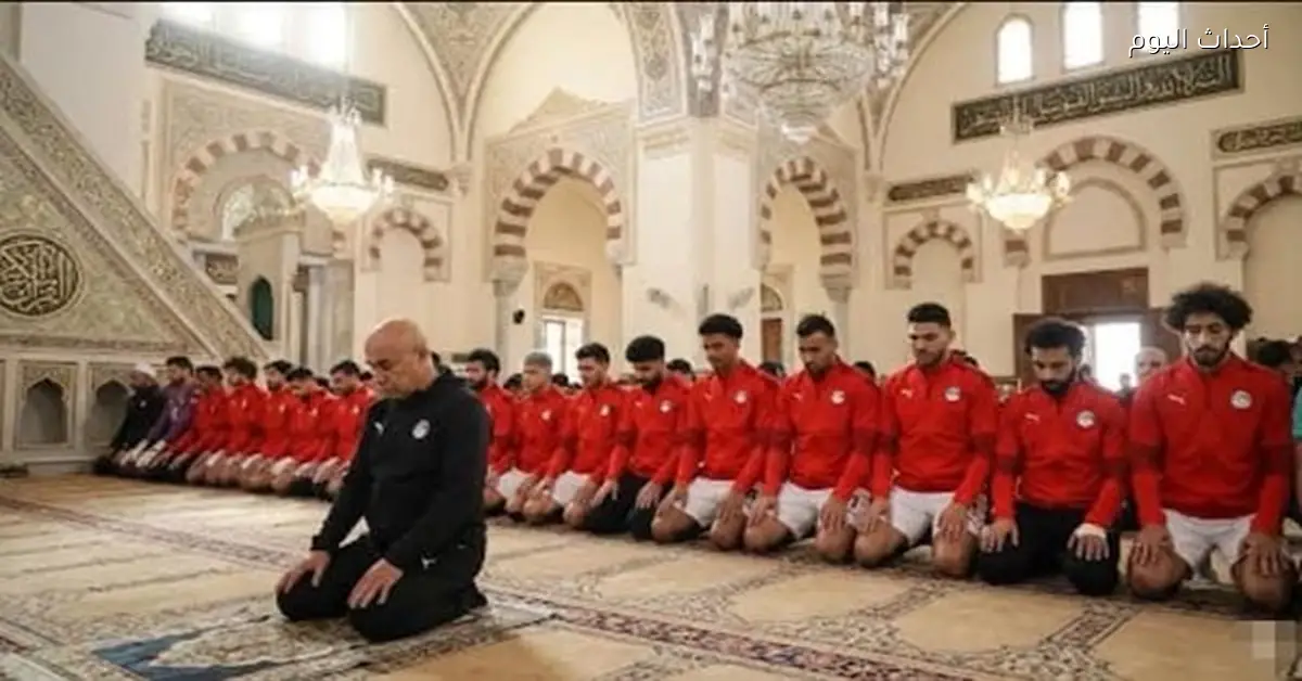 حسام حسن مع لاعبي منتخب مصر في مسجد أغادير