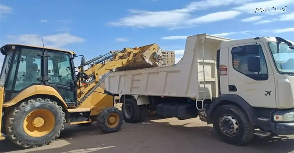 رفع المخلفات وإزالة الإشغالات وصيانة المرافق في حي فيصل بالسويس