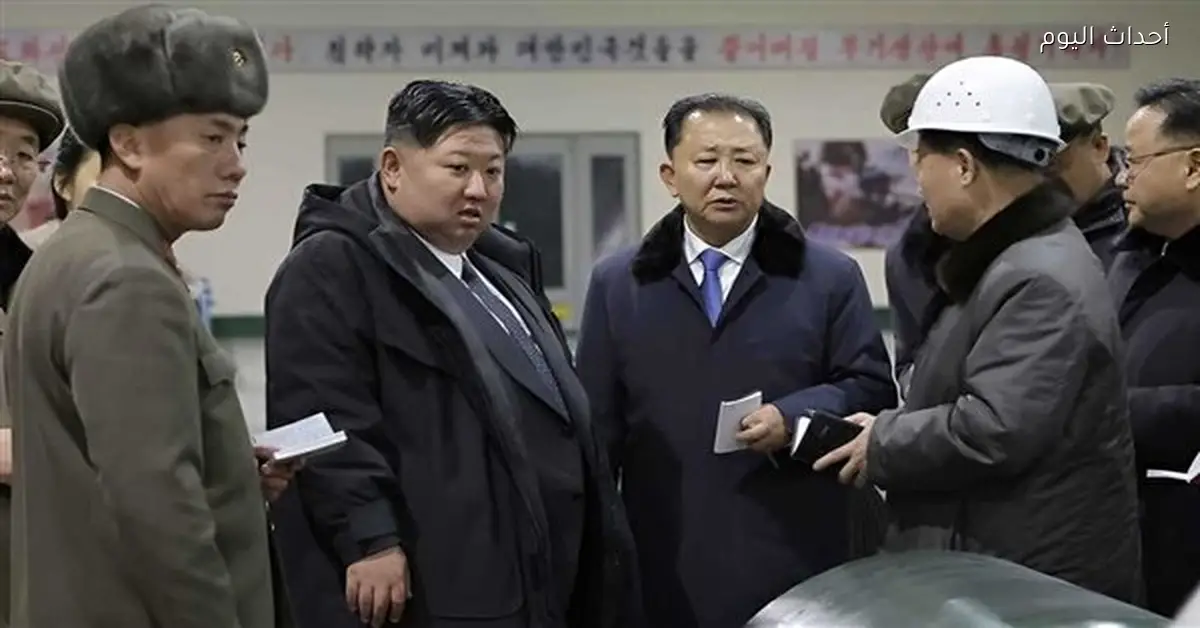 زعيم كوريا الشمالية يراقب تجربة إطلاق صاروخ بعيد المدى