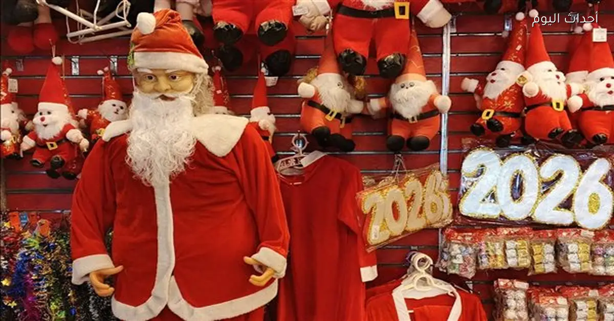 زينة وأشجار عملاقة تزين واجهات المحلات في الجيزة استعداداً لرأس السنة