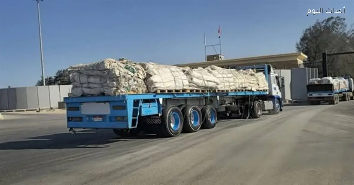 شاحنات القافلة 94 تستعد لدخول قطاع غزة من مصر