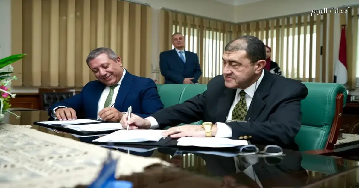 قناة السويس وبنك التنمية الصناعية يوقعان اتفاقية لإصدار بطاقات دفع إلكترونية لموظفي الهيئة