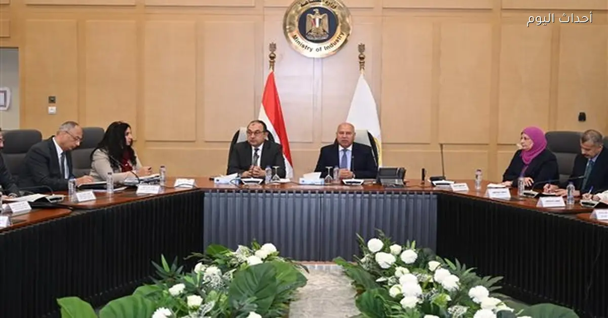 كامل الوزير يؤكد أهمية تعاون قطاع الأعمال والغزل لتقليل الواردات