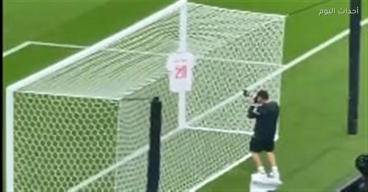 لقطة طريفة.. تشيرت لاعب أردني يتعلق في المرمى بنهائي كأس العرب
