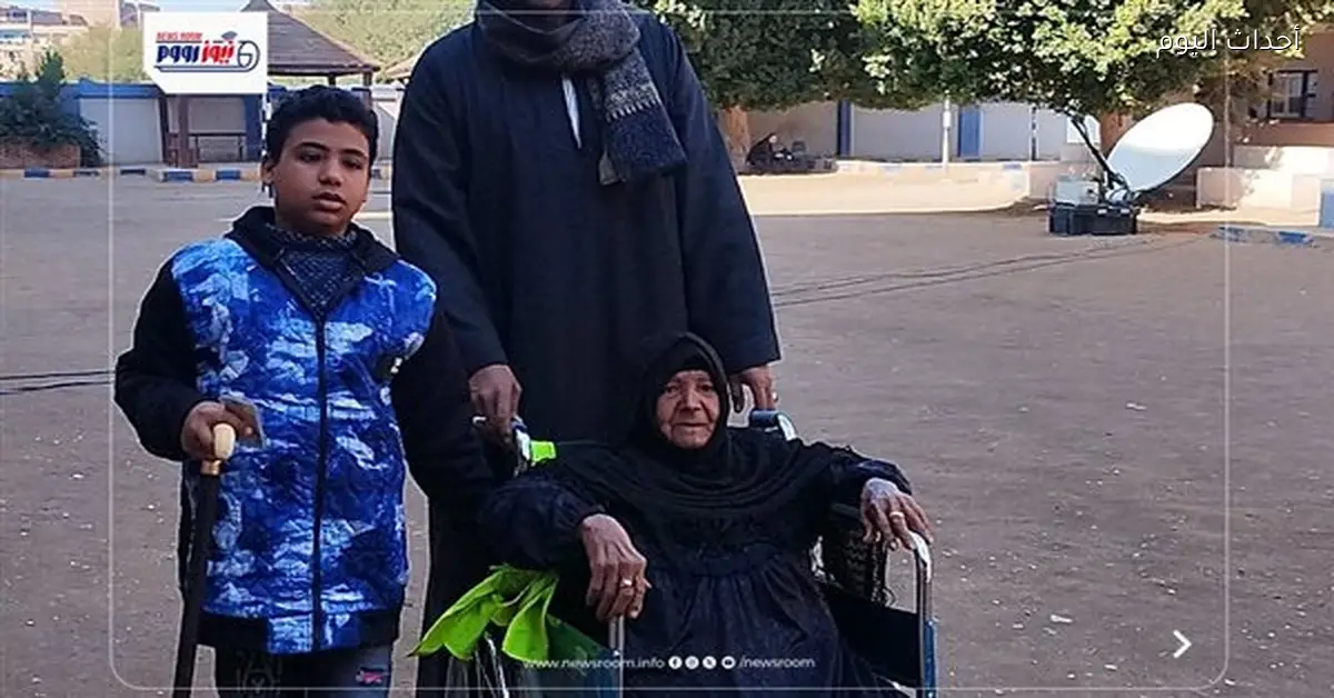 مسنة صعيدية تشارك في انتخابات مجلس النواب بقنا على كرسي متحرك