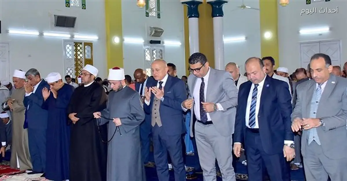 مواطن يقدم مصحفًا لوزير الأوقاف في الأقصر خلال الصلاة