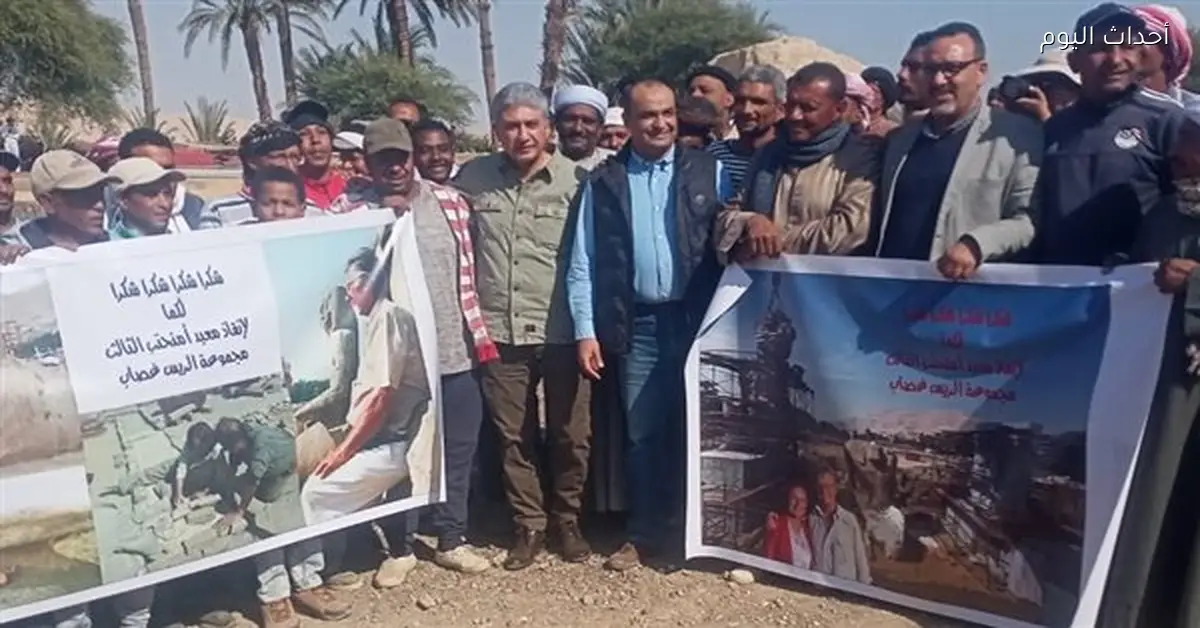 وزير الآثار يلتقط صورة مع البعثة الألمانية بعد نجاح استعادة تمثال أثري