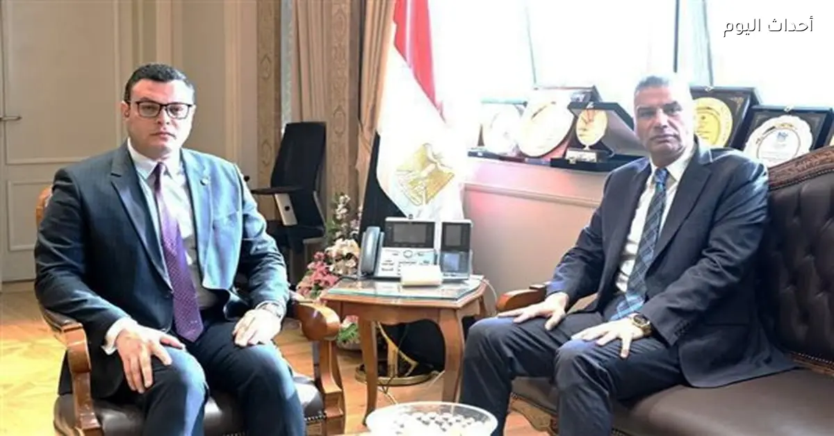 وزير الإسكان ومحافظ أسوان يبحثان تطوير مشاريع الصرف الصحي