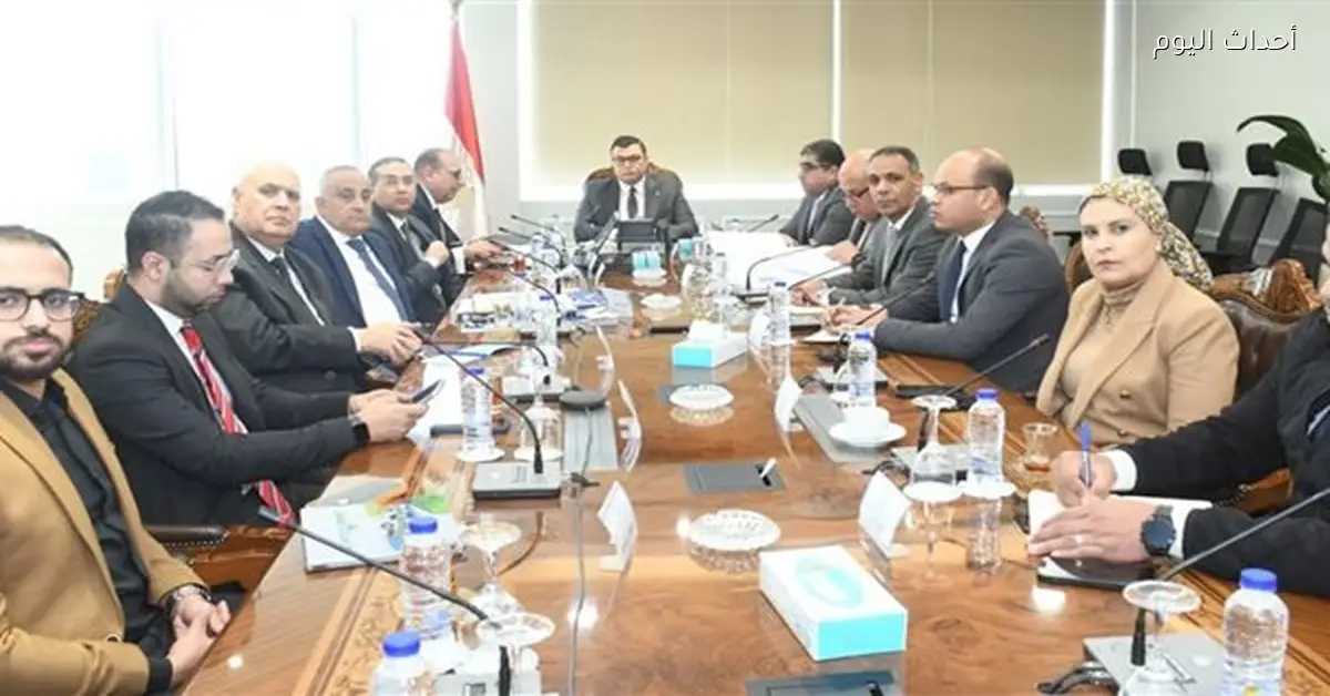 وزير الإسكان يدرس تطوير النقل الداخلي في 6 مدن جديدة