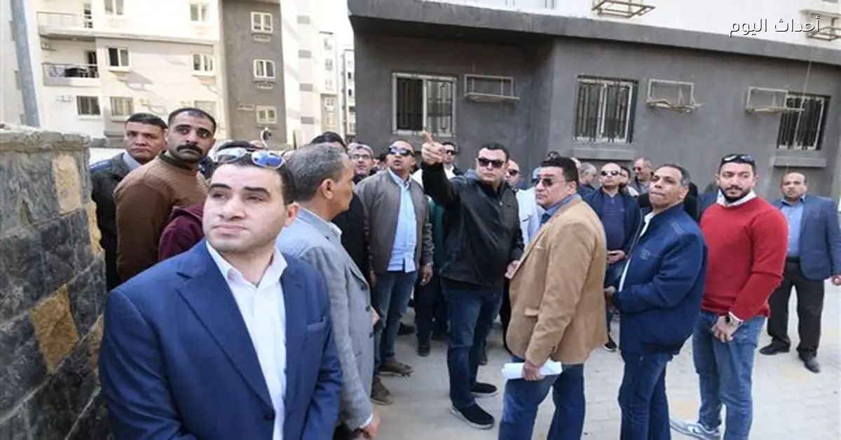 وزير الإسكان يستمع لشكاوى الحاجزين في مشروع سكن مصر