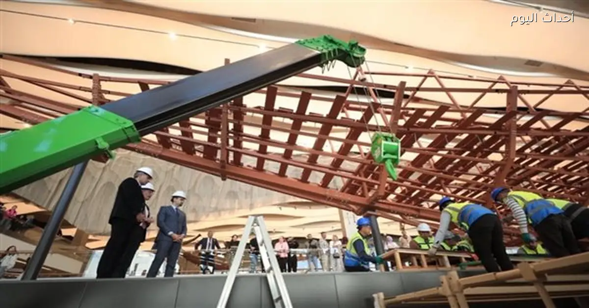 وزير السياحة يشهد تركيب أول قطعة خشبية بمركب خوفو الثانية