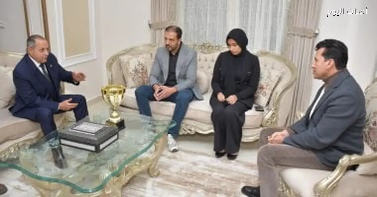 وزير الشباب ومحافظ بورسعيد يعزيان أسرة السباح يوسف محمد في منزله