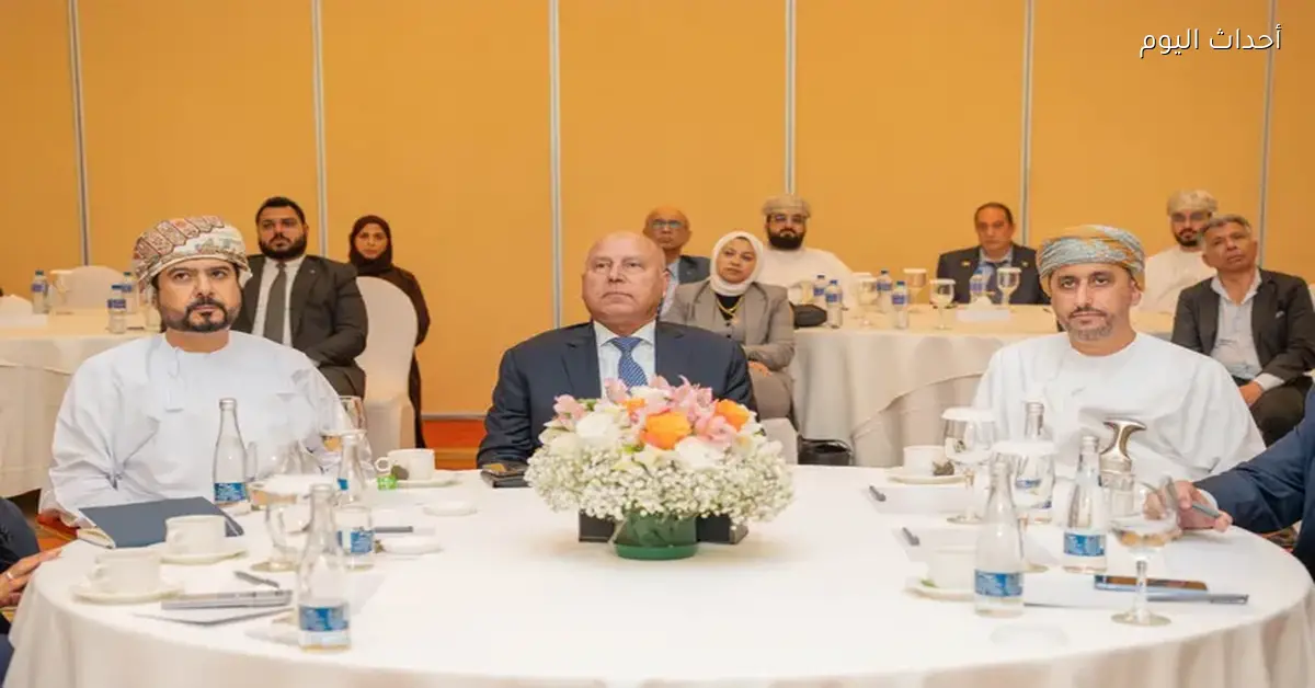 وزير الصناعة والنقل يتفقد ميناء صحار والمنطقة الحرة للاطلاع على الإمكانيات التصنيعية واللوجستية