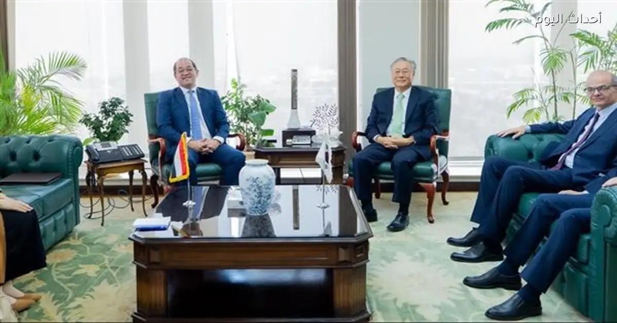 وزير المالية يثني على تحسن الاقتصاد ويحفز الاستثمار الكوري