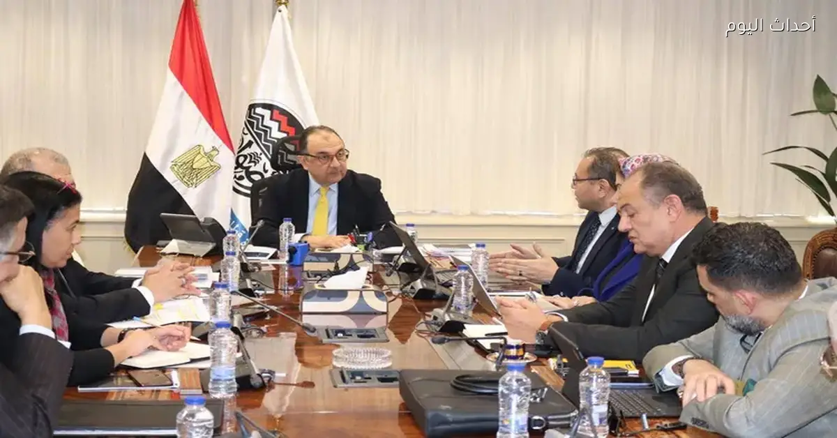 وزير قطاع الأعمال يتابع تطوير صناعة الغزل والنسيج