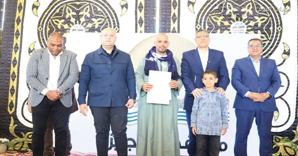 محافظ الجيزة يسلم عقود 256 وحدة سكنية للمتضررين من السيول