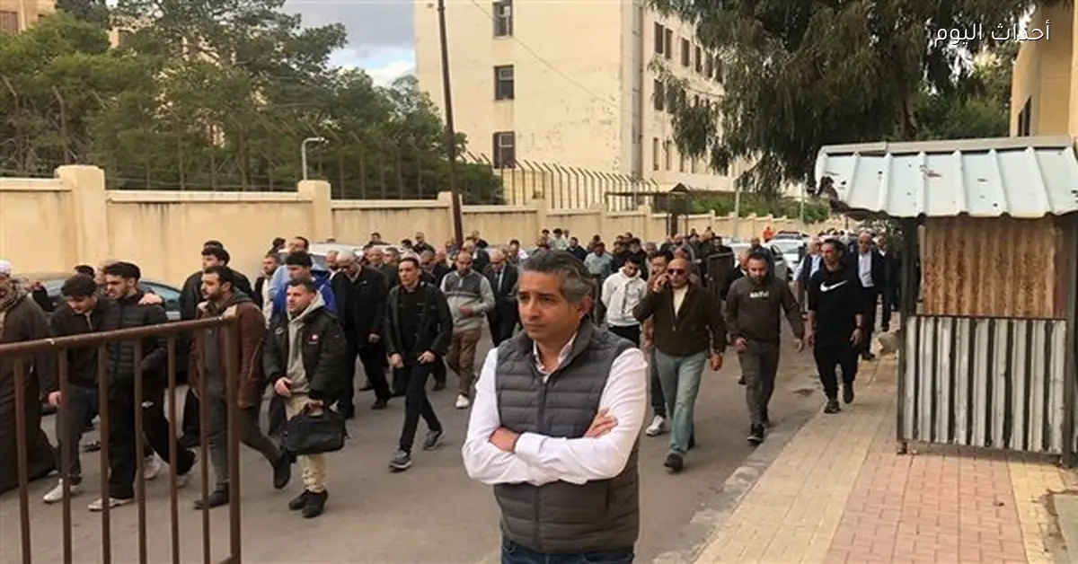 المئات يشيعون جنازة ملك البسكويت طاهر القويري