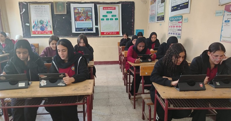 طالبات الصف الثانوي مع التابلت
