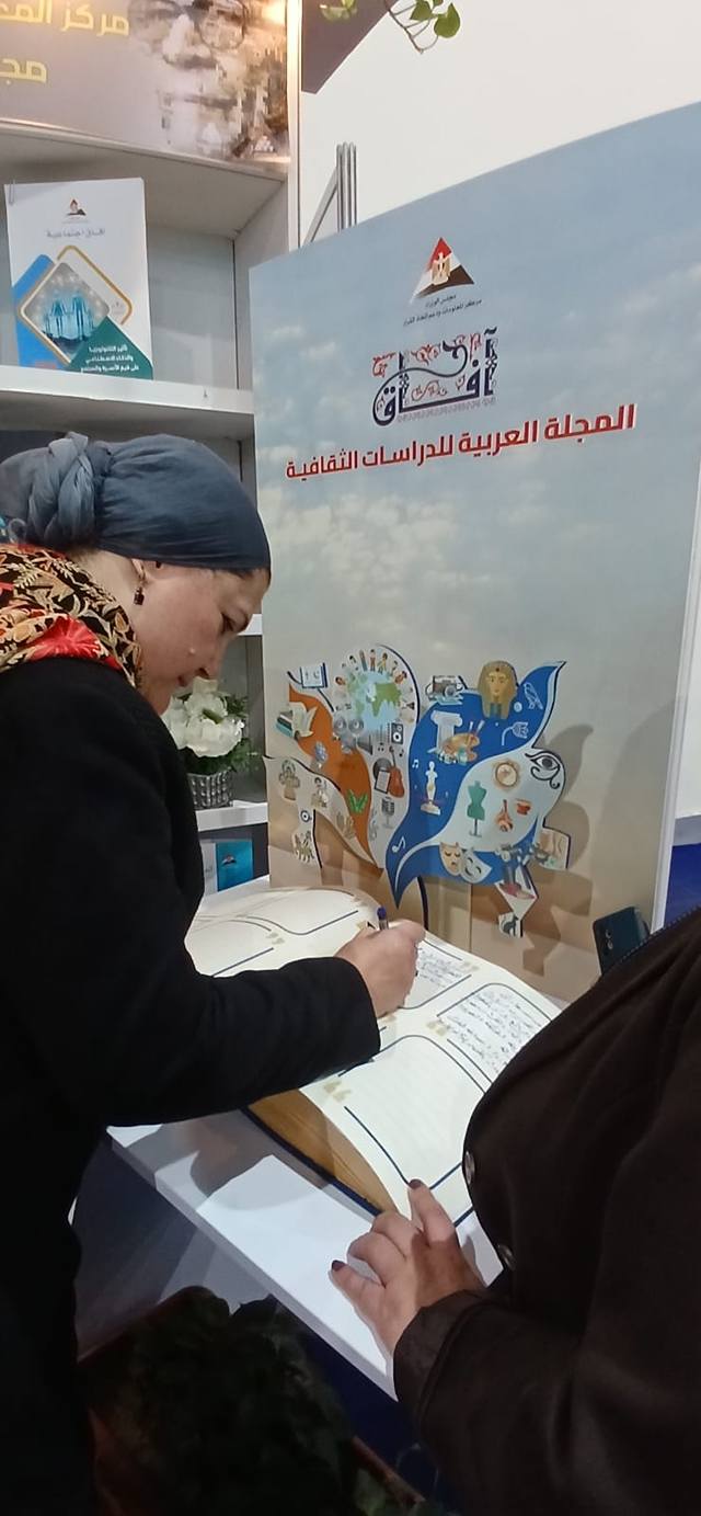 جانب من زيارة رئيسة القومي للطفولة والأمومة للمعرض 