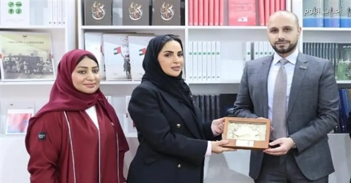 د. محمد زيادة يهدي كتابه إلى مكتبة محمد بن راشد