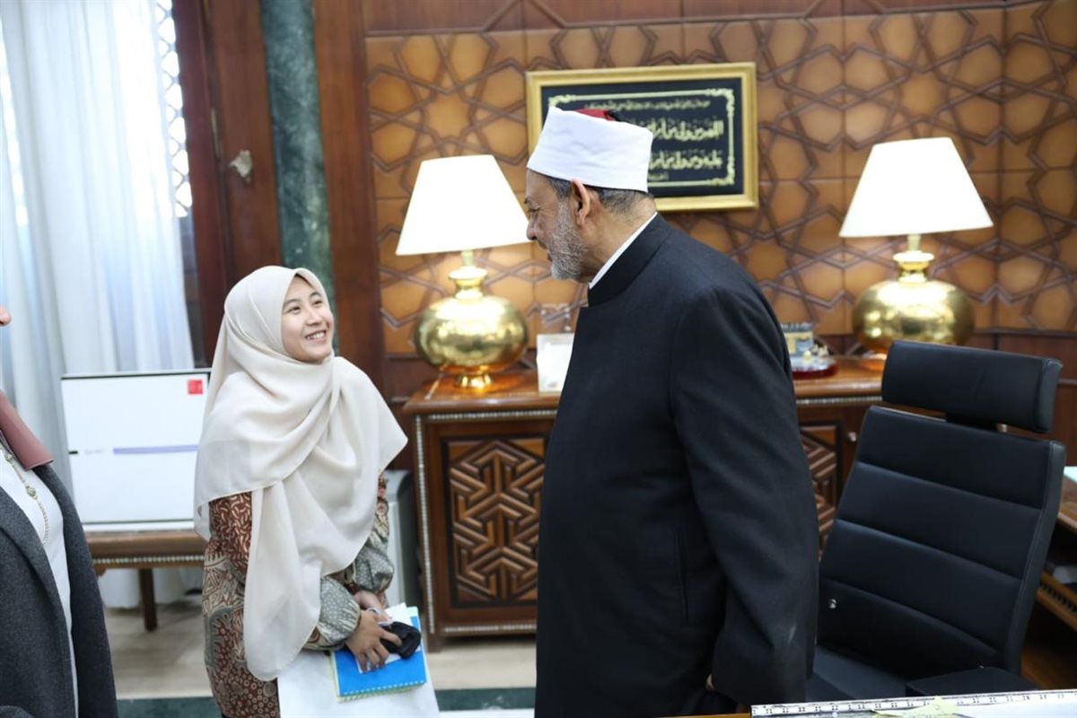 شيخ الأزهر والطالبة الإندونيسية