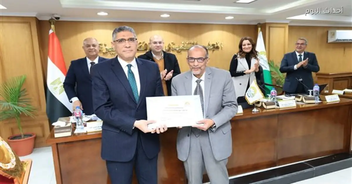 محافظ الجيزة يكرم رئيس جهاز التفتيش لبلوغه السن القانونية