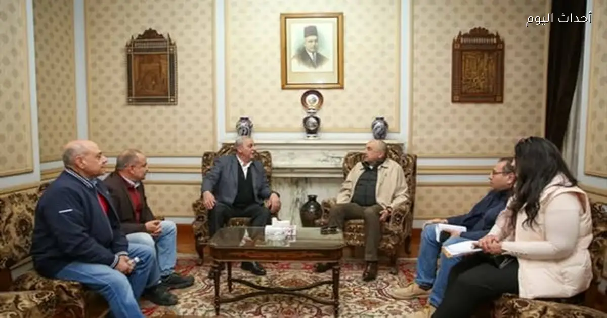 وزير قطاع الأعمال يبدأ زيارة لشركة مصر للغزل والنسيج