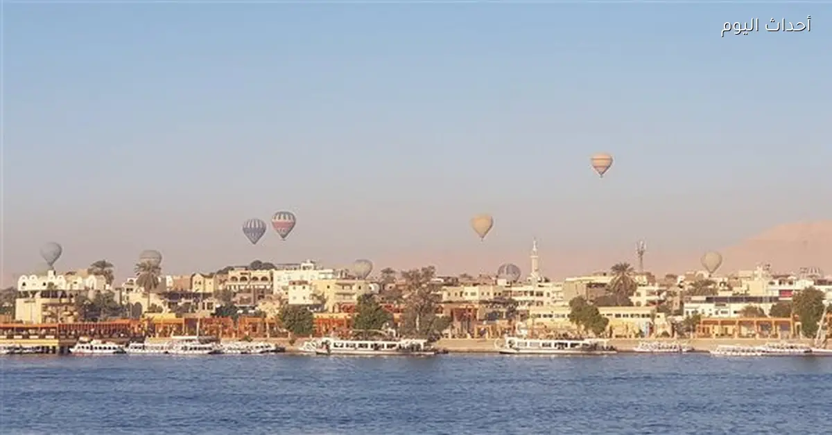 60 رحلة بالون طائر تستقطب 1500 سائح فوق آثار الأقصر