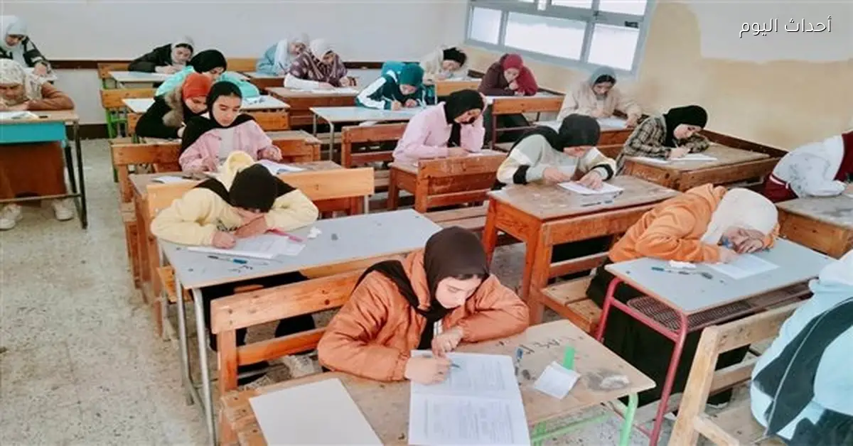 أولياء أمور يطالبون بتعويض بسبب تأخر تسليم أوراق امتحانات الإعدادية