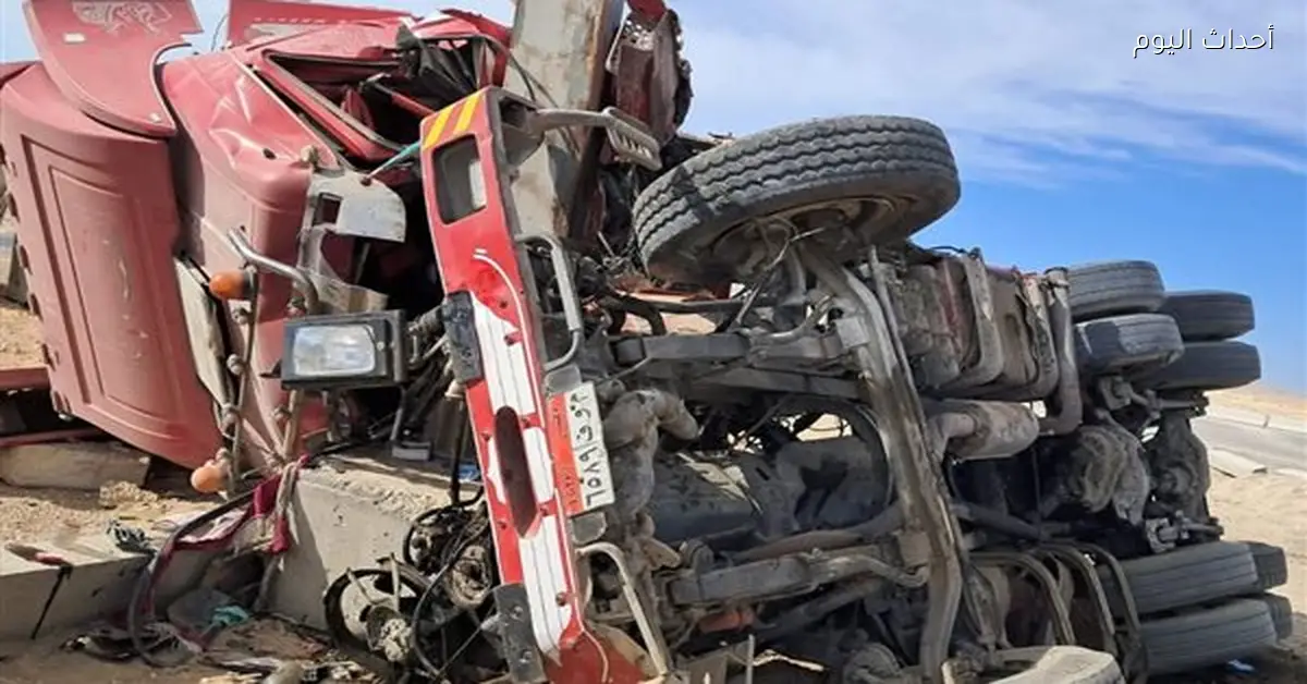 إصابة شخصين في انقلاب سيارة نقل بطريق السخنة بالسويس