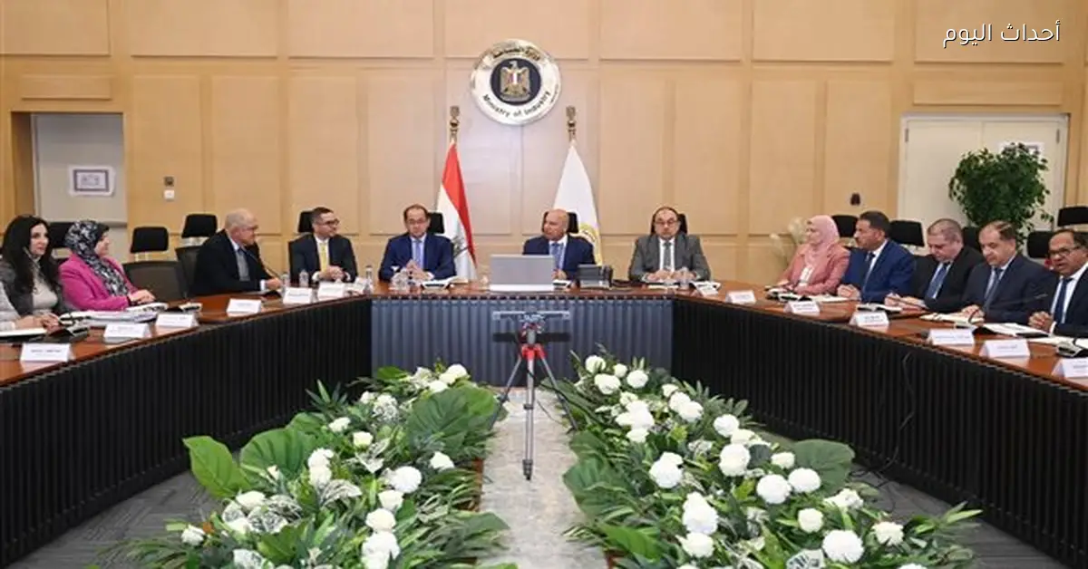 اجتماع كامل الوزير مع الوزراء والصناعيين لتعزيز التصنيع المحلي
