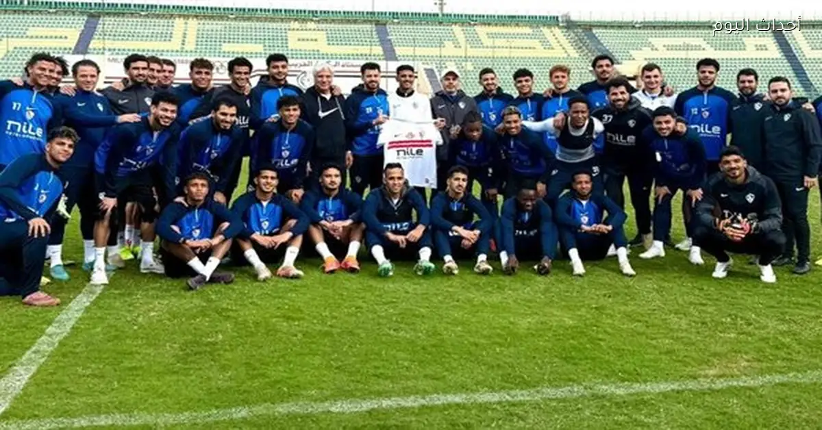 الزمالك يكرم مشجعه الوحيد في برج العرب بصورة تذكارية وقميص النادي