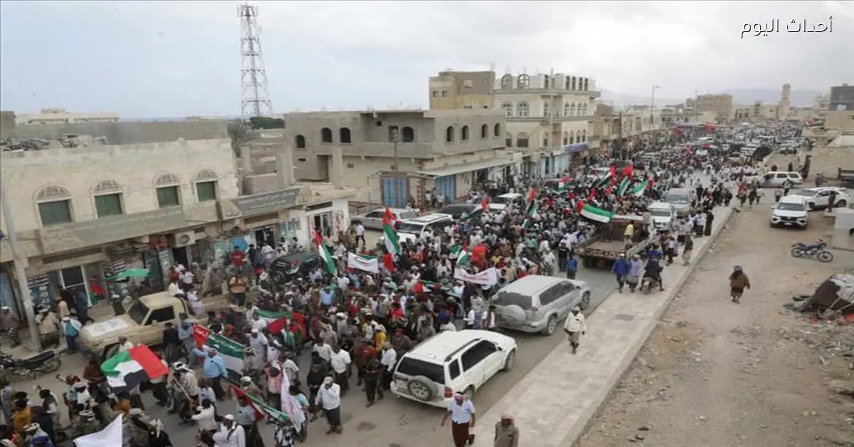 تظاهرة كبيرة في سقطرى تعبر عن شكر الإمارات وتظهر الفراغ بعد رحيلها