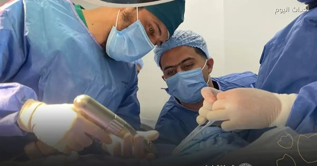جراحة دقيقة تنقذ شابًا من خطر الشلل بالسويس