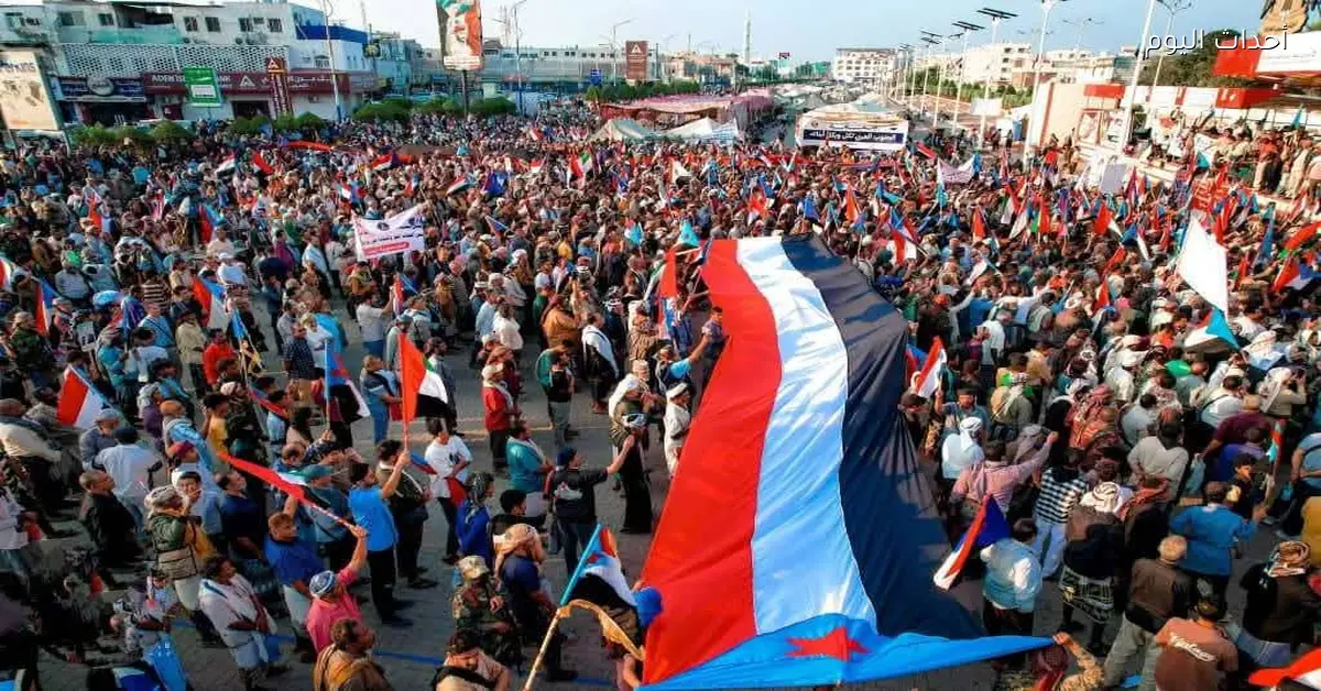 حشود من أبين تطالب بإعلان دولة الجنوب من ساحة الاعتصام في عدن