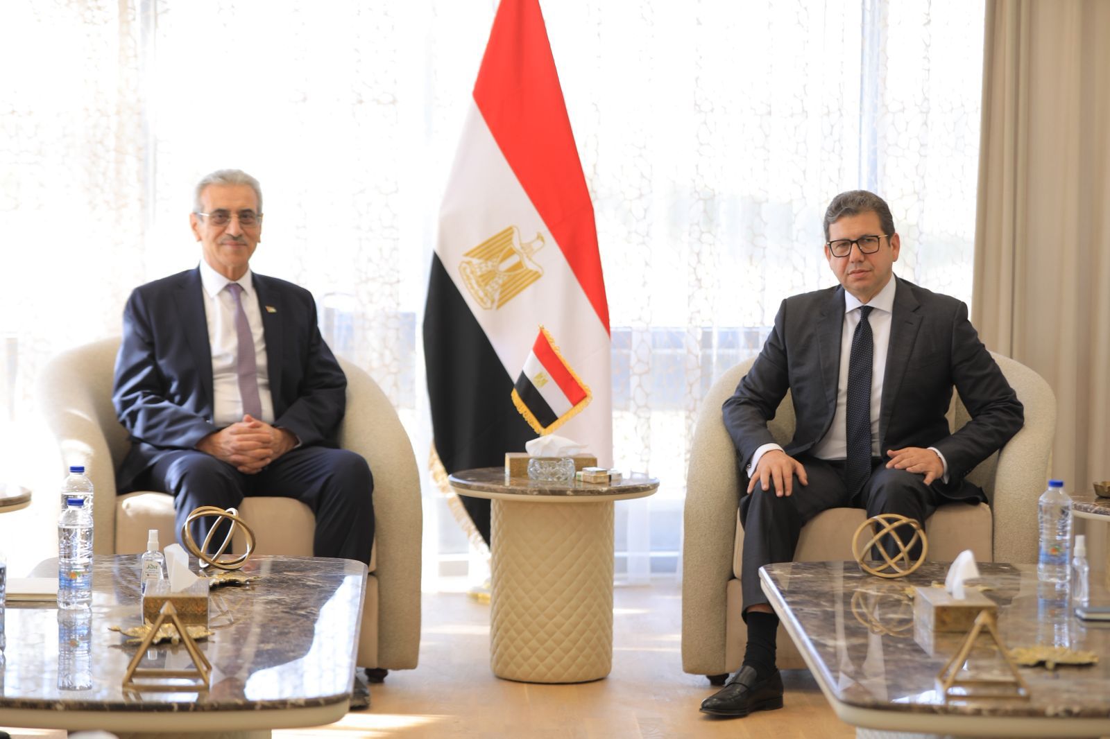 السيد الوزير حسن محمود رشاد ورئيس اللجنة علي شعث