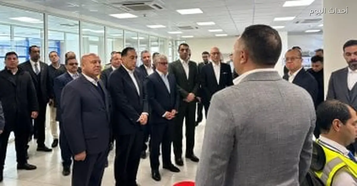 رئيس الوزراء يزور مركز التحكم بمحطة البحر الأحمر لتداول الحاويات