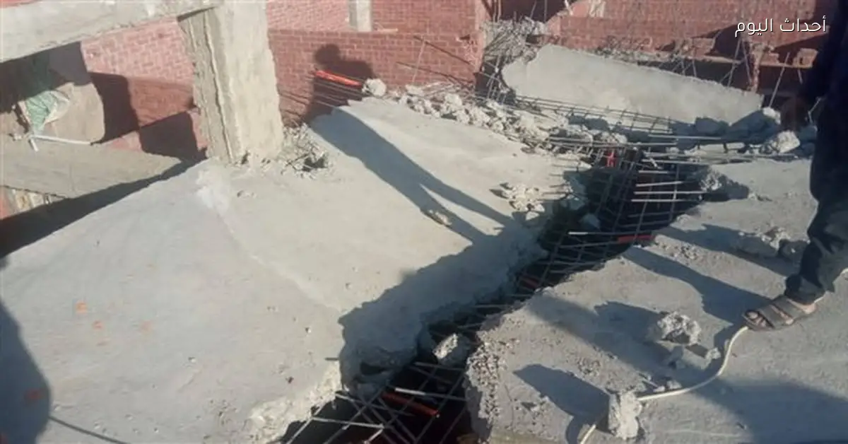 رئيس مدينة الزقازيق يتابع إزالة سقف مخالف لحماية الأرواح