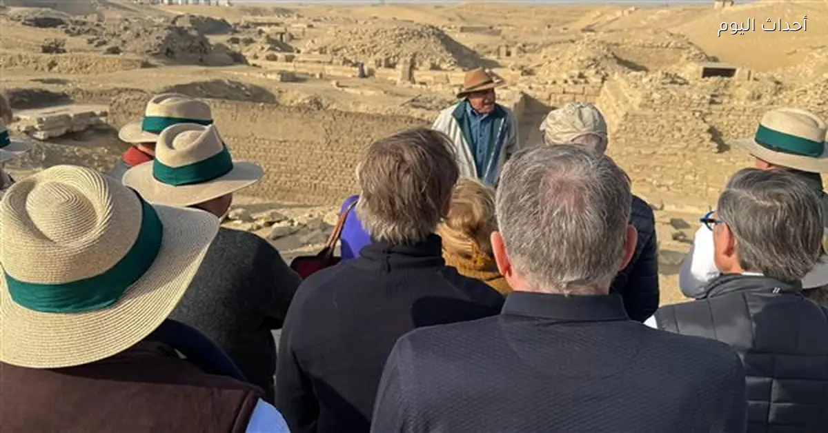 زاهي حواس يطلع وفد أسترالي على أسرار سقارة