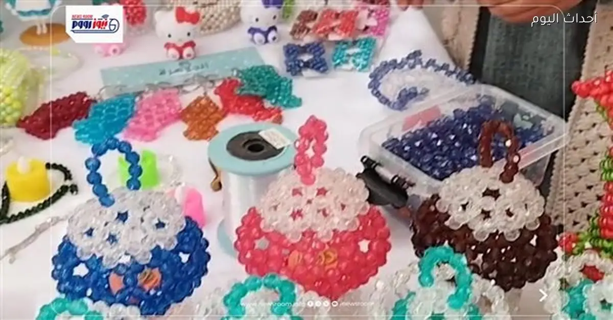 سيدة من قنا تبرز في فنون الكريستال والخرز
