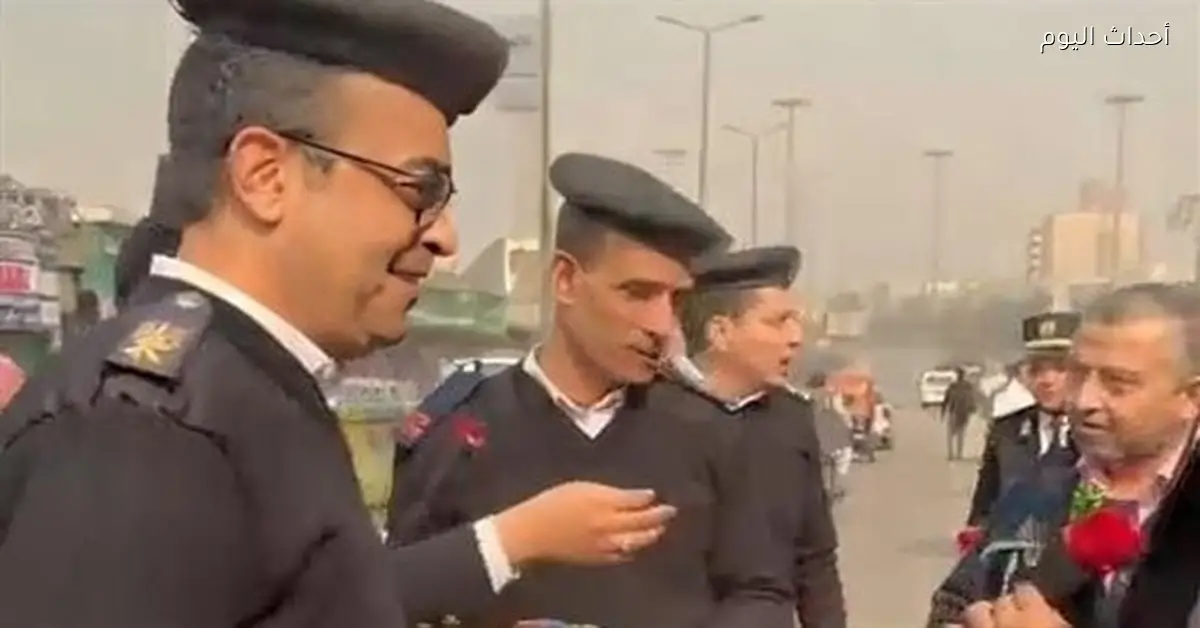 شرطة القليوبية تحتفل بعيدها الـ74 مع المواطنين بالورود والشيكولاتة