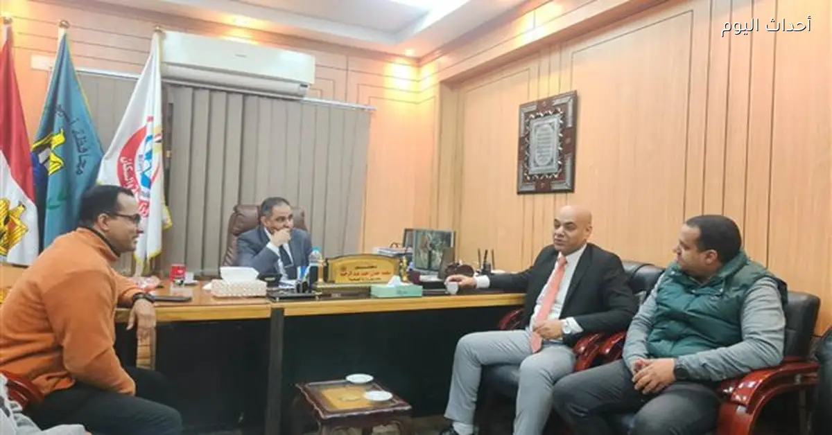 صحة أسيوط والتأمين الصحي يناقشان تطوير الخدمات الطبية