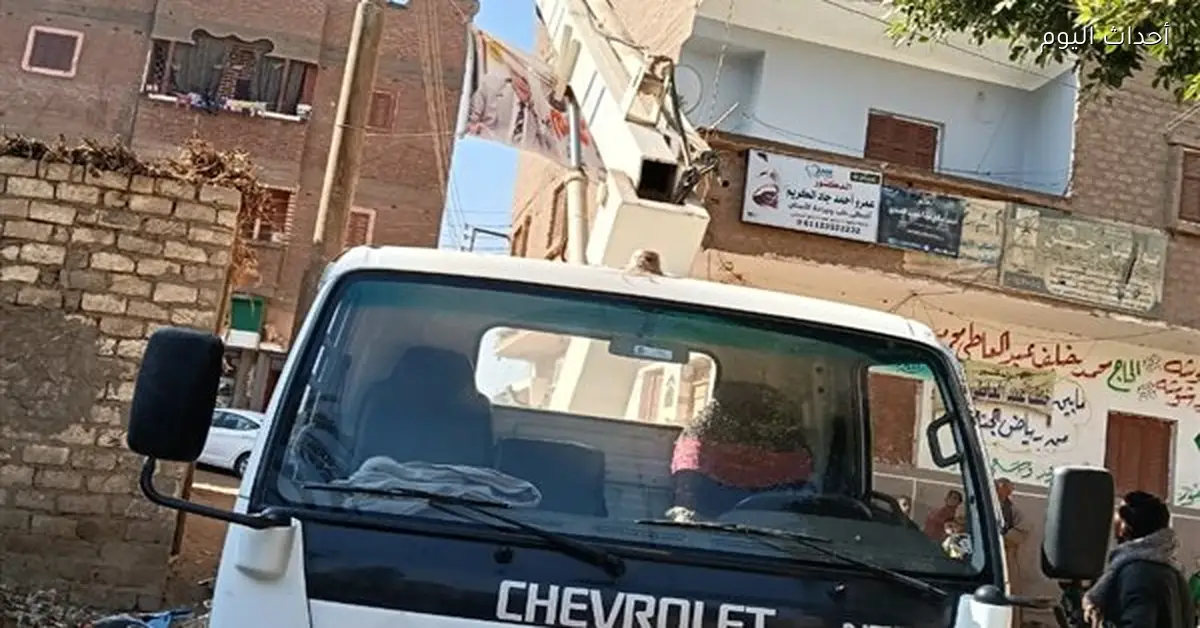 صيانة كشافات كهرباء لرفع كفاءة إنارة قرية دوينة بأسيوط