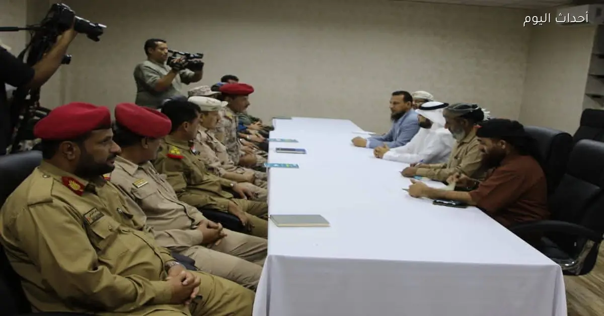 قيادة عدن والتحالف العربي تبحثان نقل المعسكرات خارج العاصمة