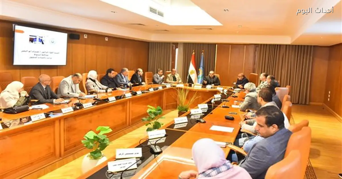 محافظ أسيوط يبحث تطوير الخدمات الطبية مع المجلس الإقليمي للصحة